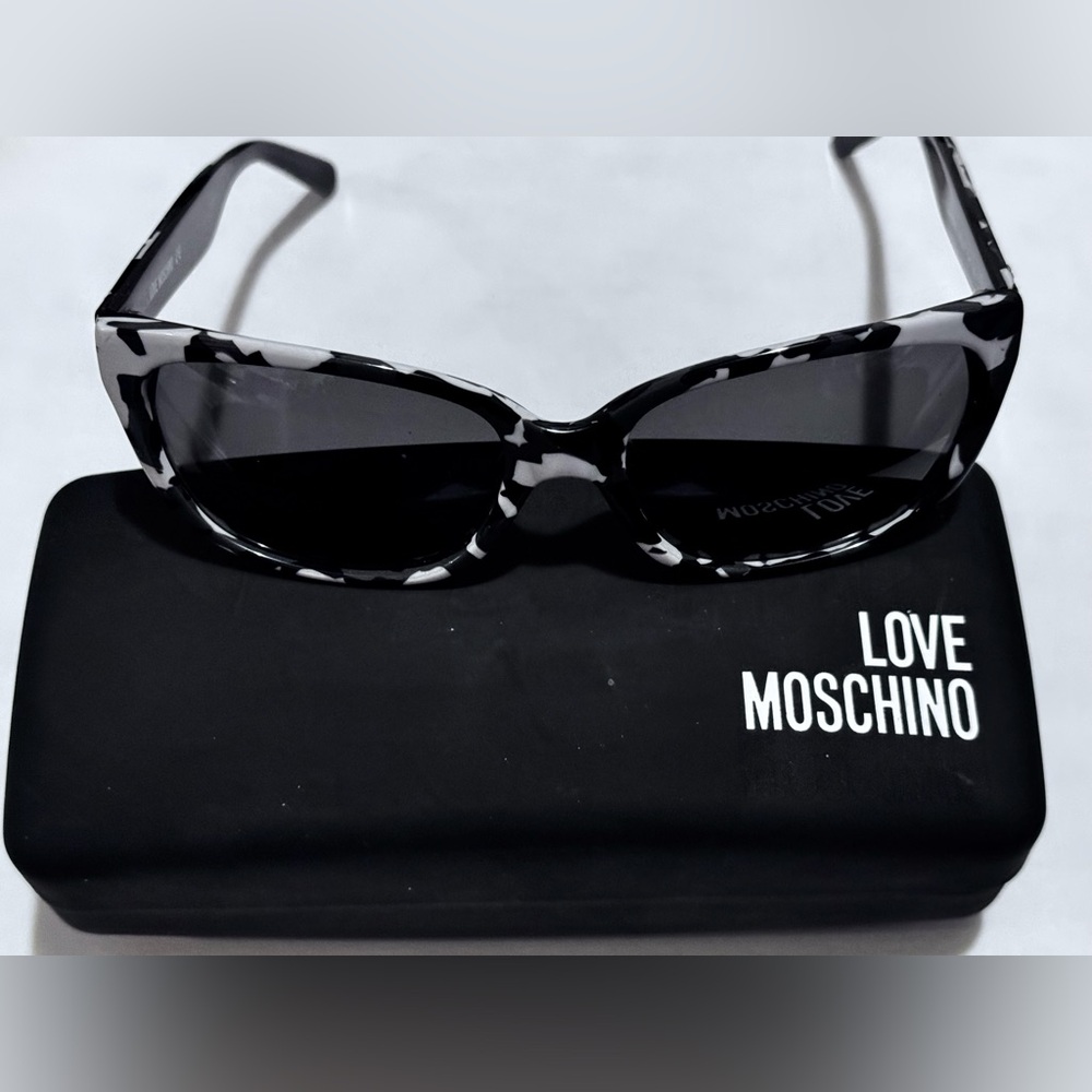 Love Moschino ml547s02  sunglasses black/white leopard print
